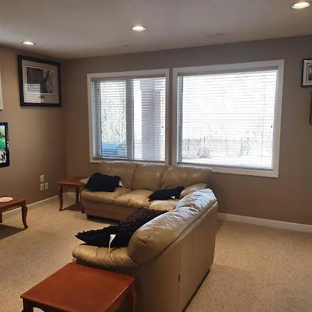 Spacious One Bedroom Walkout Basement Suite YYC Exterior photo
